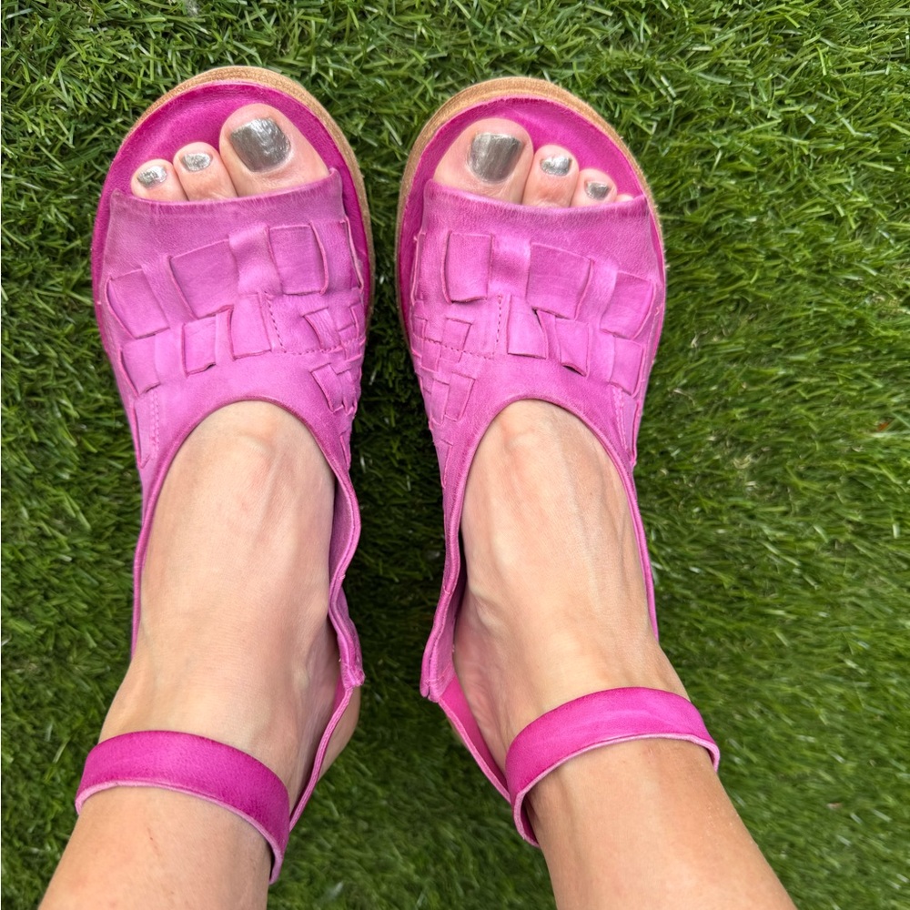 37/6.5-7 EUC FUCHSIA AS98 WEDGE SANDALS. NEW CONDITION. SOFT LEATHER